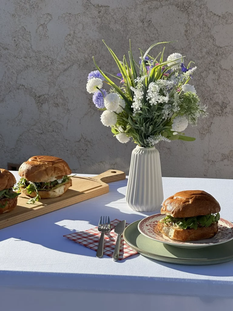 Table composée d'un bouquet de fleur et de burgers de Maison Mélia.