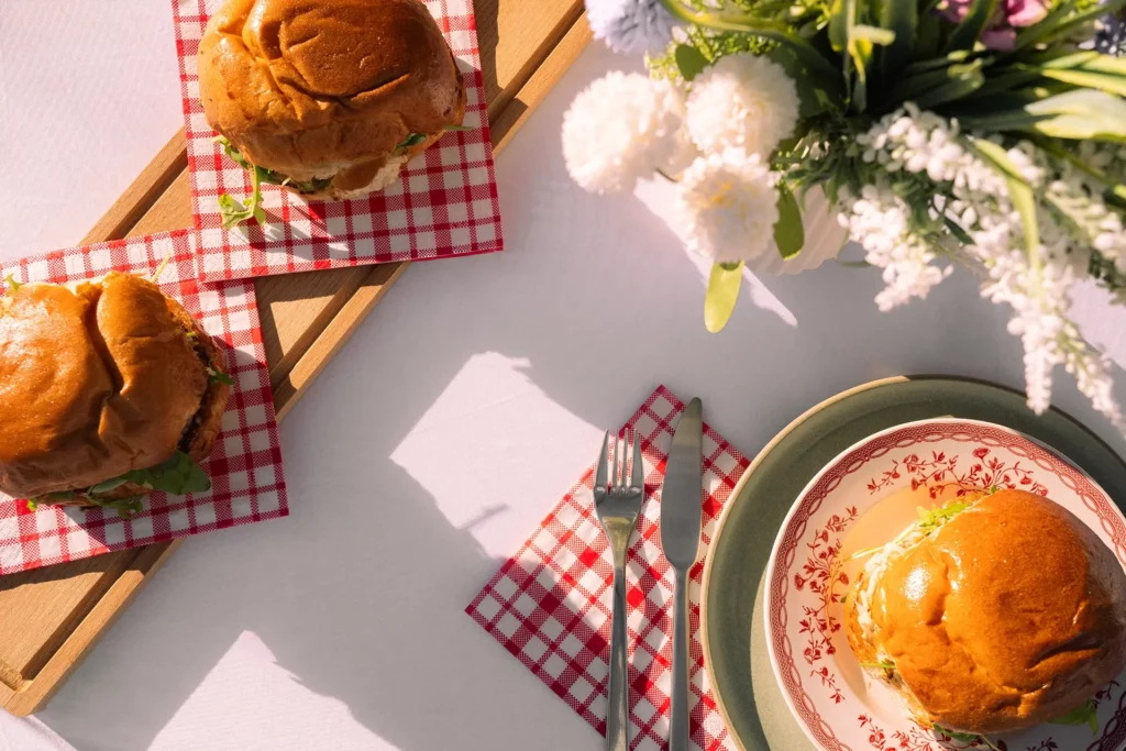 Table composée de plusieurs burger réalisé par Maison Mélia.