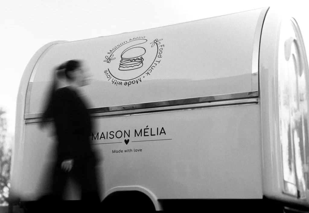 Photo en noir et blanc du food truck de Maison Mélia.